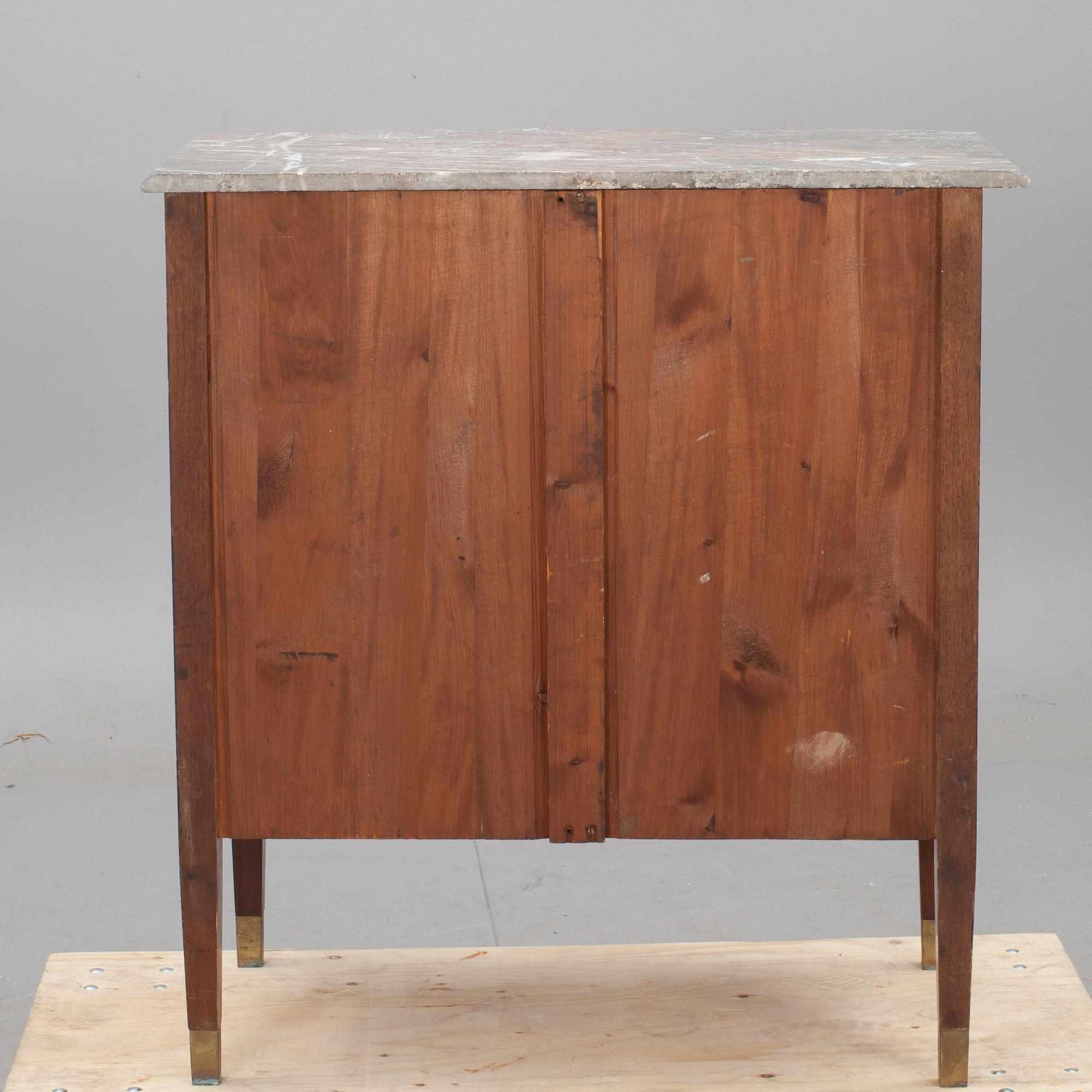 BYRÅ, gustaviansk stil. 1900-tal.