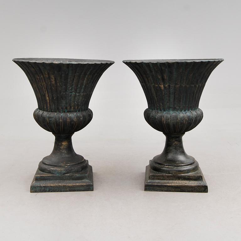 TRÄDGÅRDSURNOR, 1 par, gjutjärn, modern tillverkning.