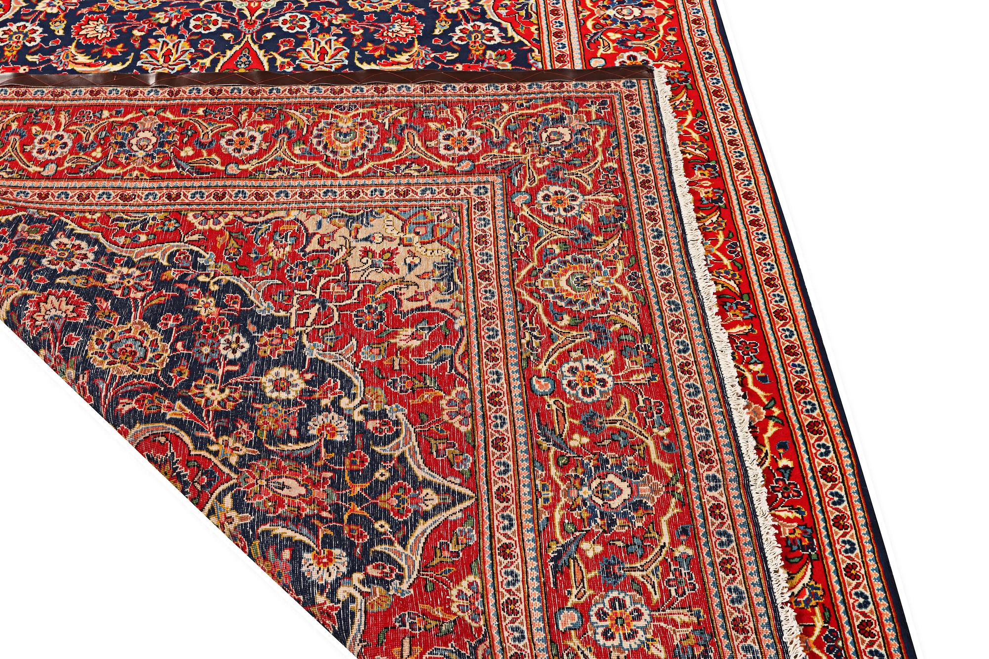 A Kashan carpet, c. 305 x 200 cm.