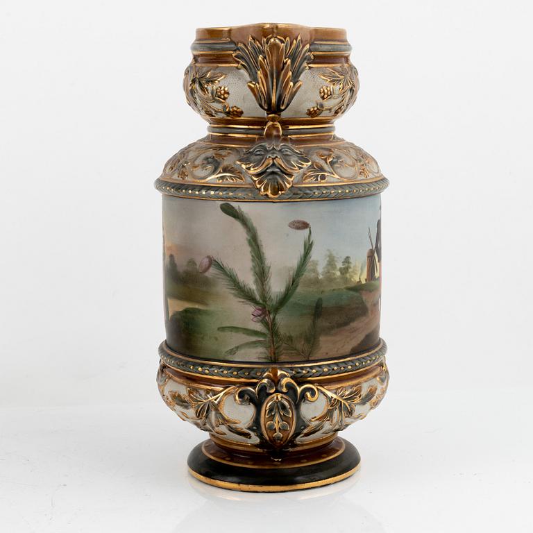 Prydnadsfat & kanna, majolika, Gustavsberg och Rörstrand, omkring sekelskiftet 1900.