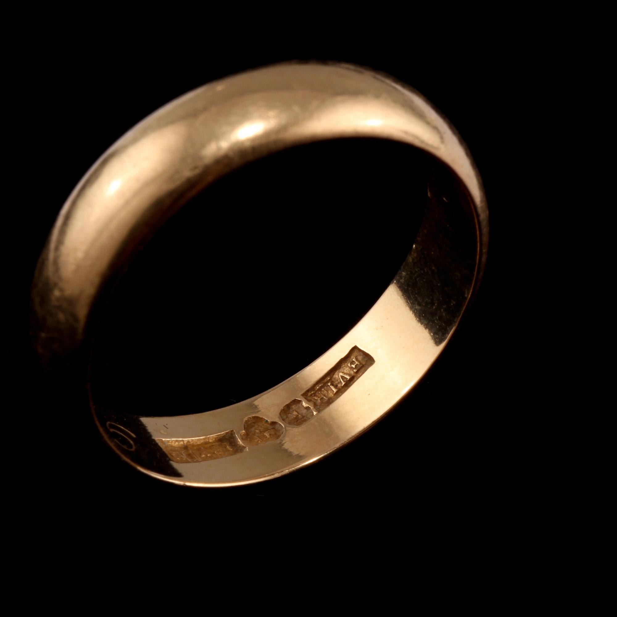 RING, 18k guld, Evir, Falköping, 1968. Vikt 6 g.