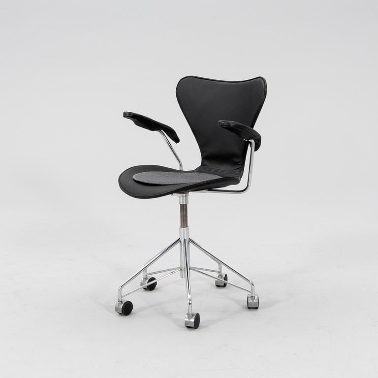 Arne Jacobsen, office chair, "The Swan", 2006 for Fritz Hansen Denmark.