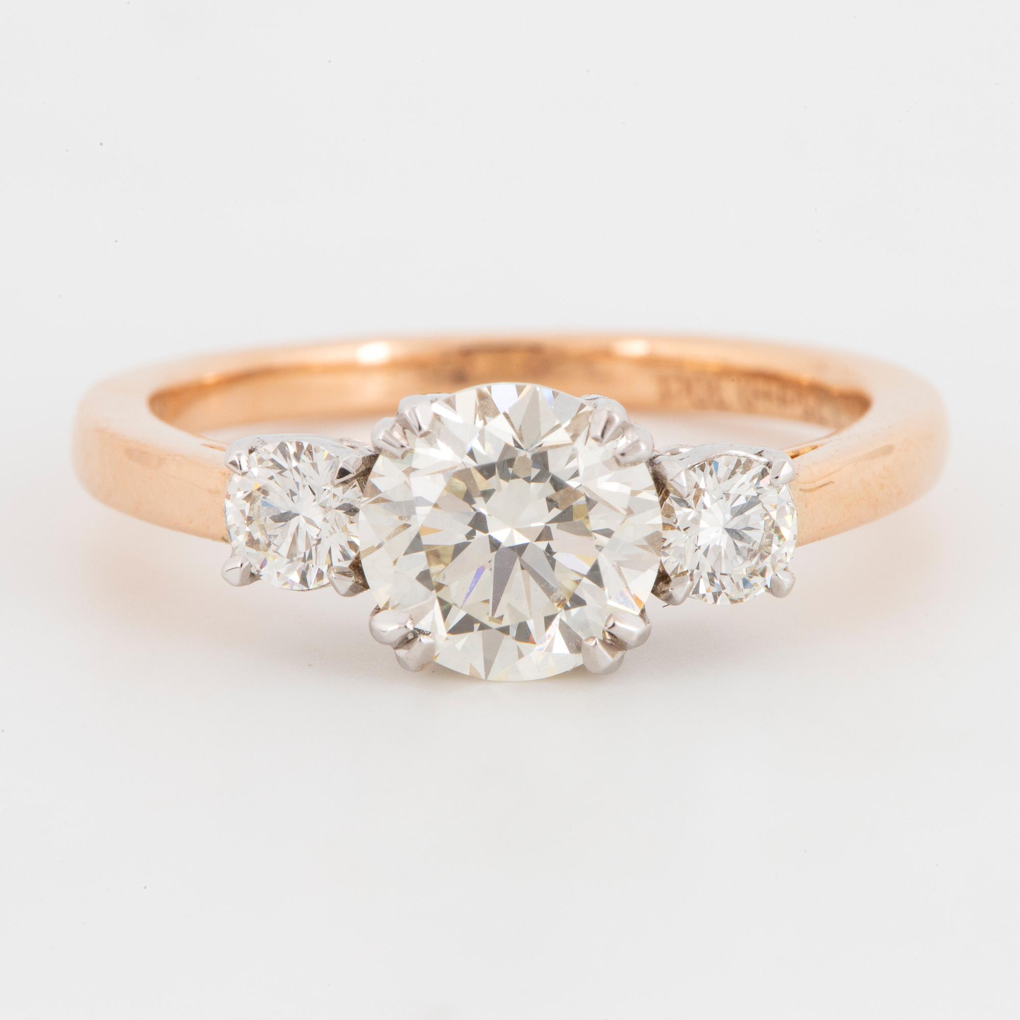 Brilliant-cut diamond three stone ring. GIA-report.