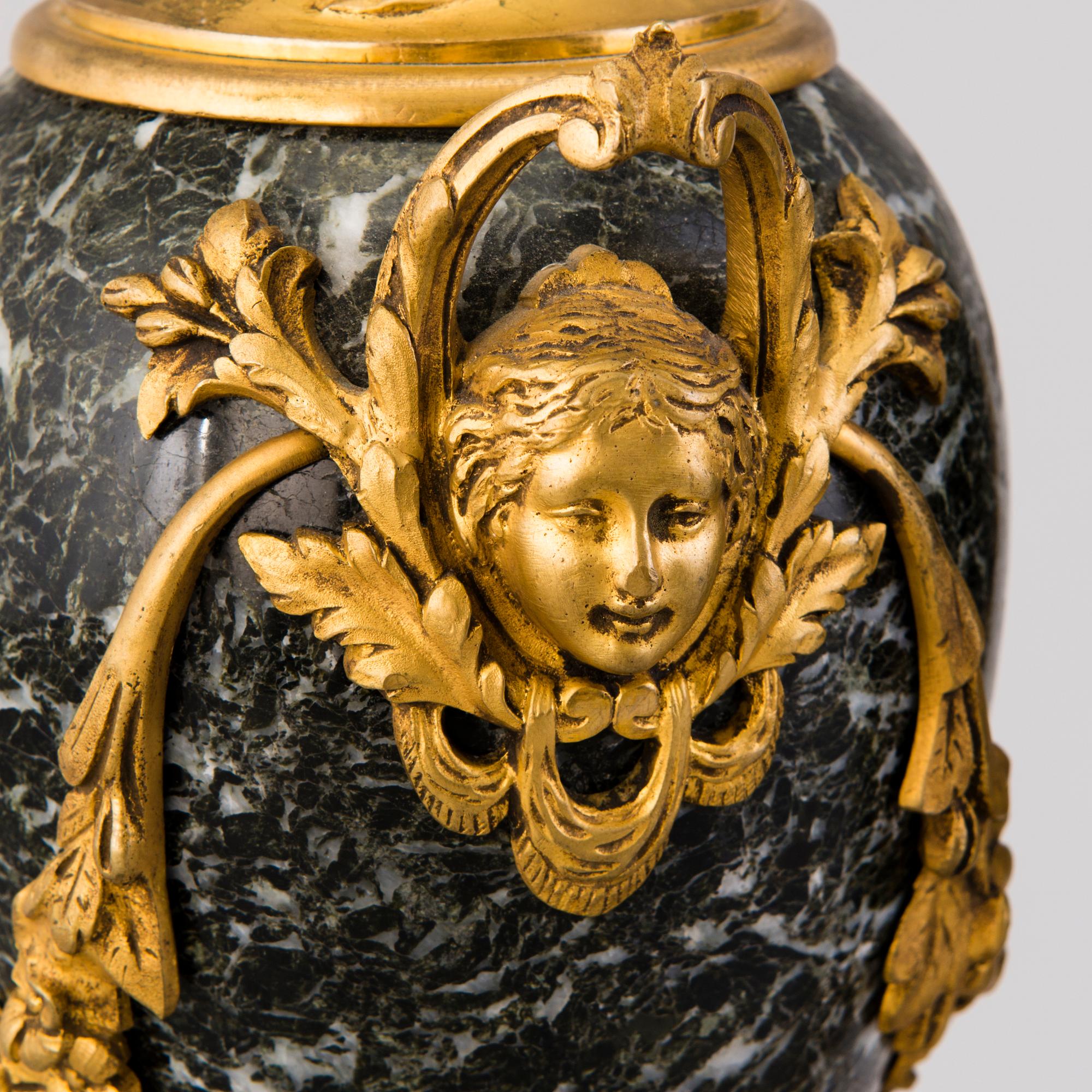 DEKORATIONSURNOR ETT PAR, brons och granit, Ryssland/Frankrike 1800-talets slut.