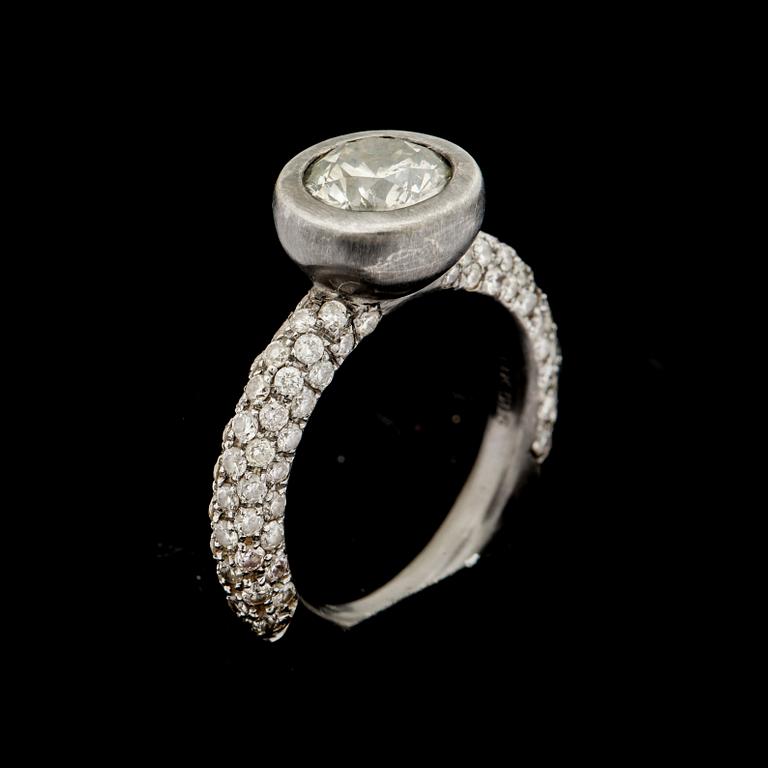RING, 14 k guld med gammalslipad diamant ca 1,80 ct samt mindre briljantslipade diamanter ca 1,50 ct. Vikt ca 6 g.