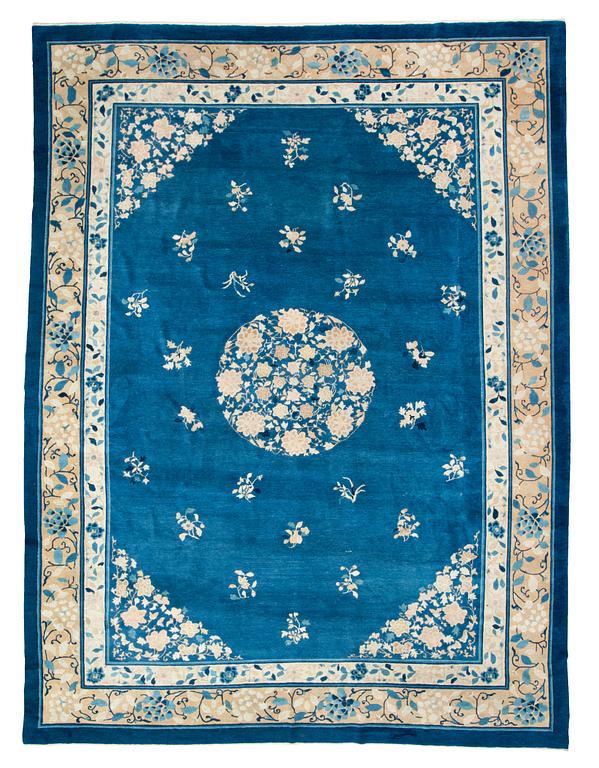 CARPET, ANTIQUE BEIJING. China, late Qing dynasty, 412 x 307,5 cm.