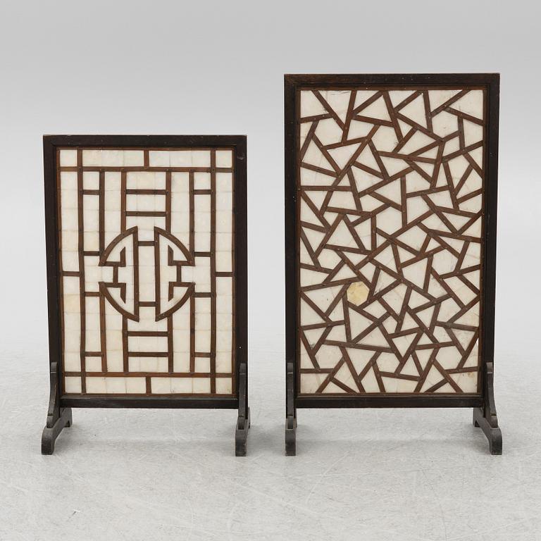 Skärmar två stycken, trä och papp. Kina, sen Qingdynasti/tidigt 1900-tal.
