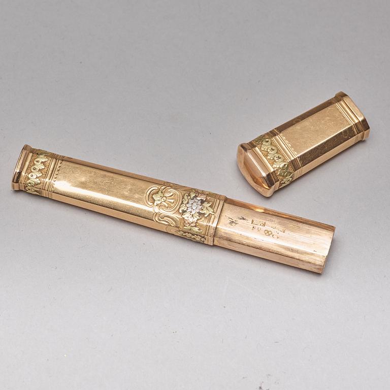 A Swedish 18th century gold en trois couleurs needle-case, mark of Hans Henrik Wihlborg, Stockholm 1788.