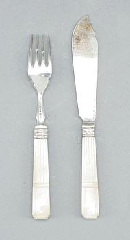 FISKBESTICK, 24 delar, silver och pälemor, CG Hallberg, bland annat 1906.