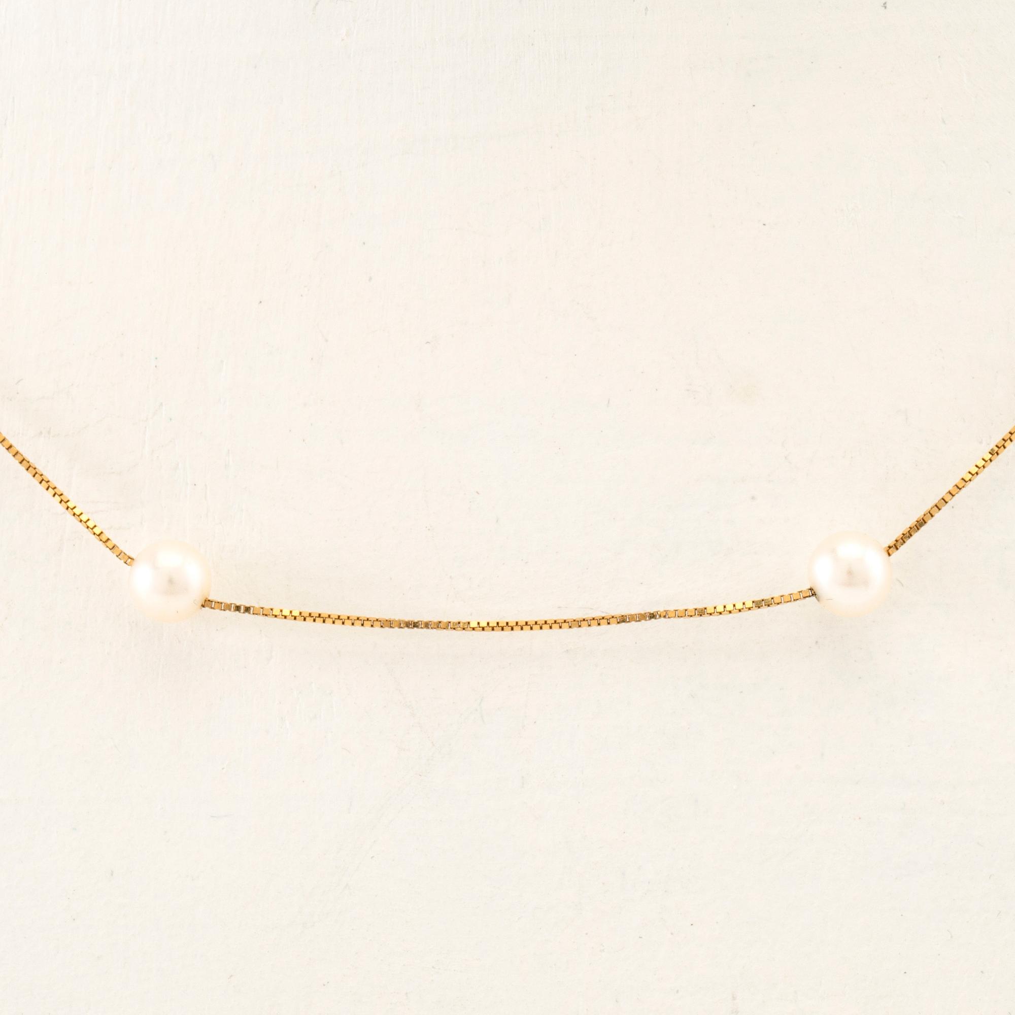 Necklace 18K gold and cultured pearls.