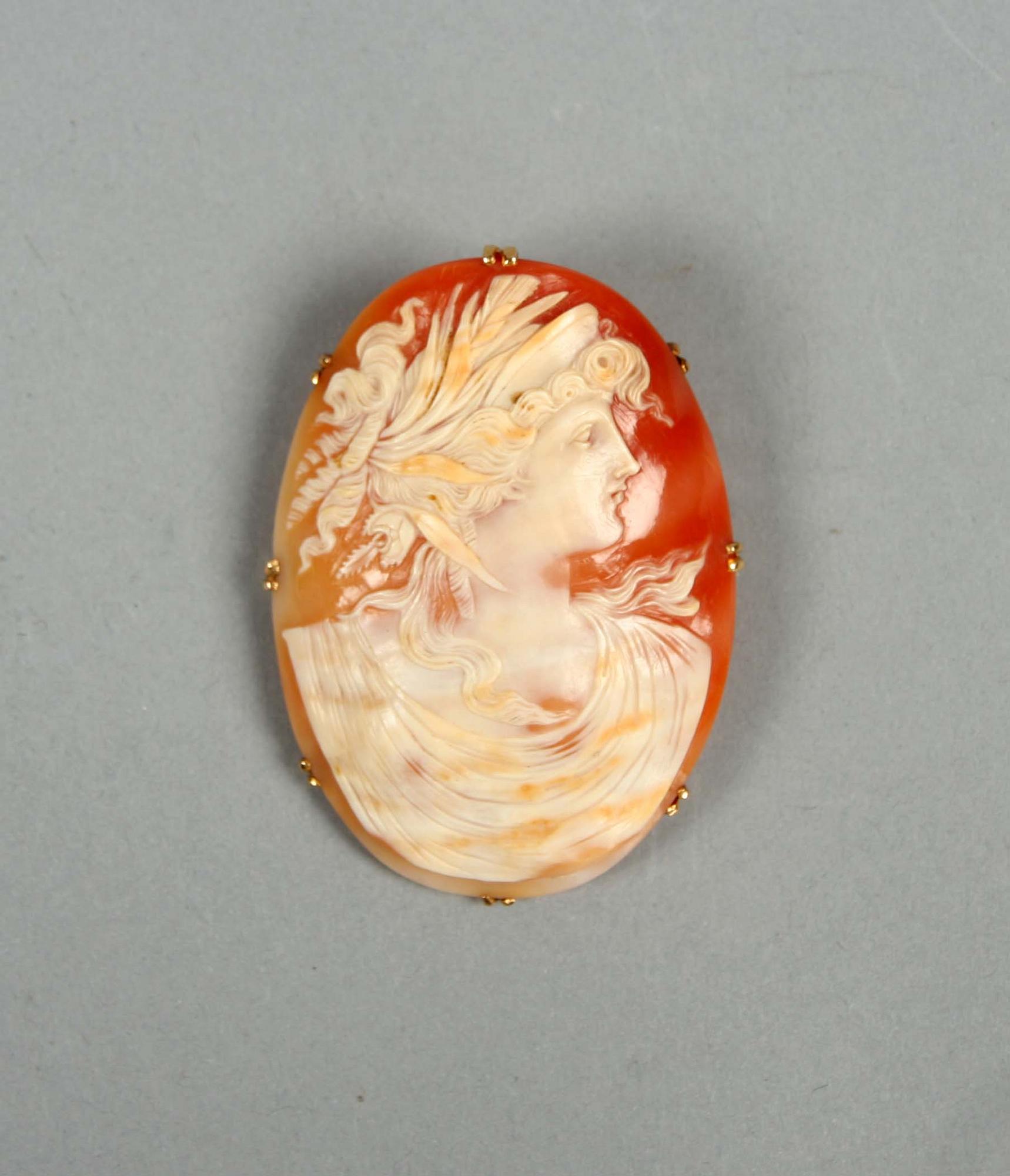 BROSCH, camé med 18 K guld, 1920.