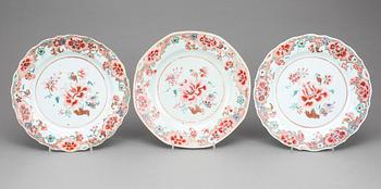 TALLRIKAR, 12 st snarlika, porslin, Qingdynastin Qianlong (1736-95).