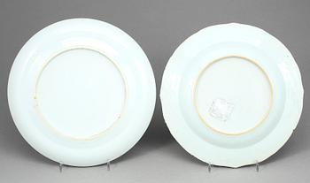 TALLRIKAR, 2 st, porslin Kina, Qingdynastin, 1700-tal - omkr år 1800.