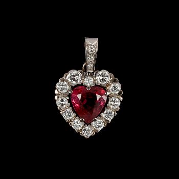 1049. PENDANT, heart cut ruby set with brilliant cut diamonds, tot. app. 0.85 cts.