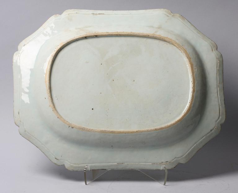 STEKFAT SAMT TALLRIKAR, 2 st, porslin, 1700-tal, Kina.
