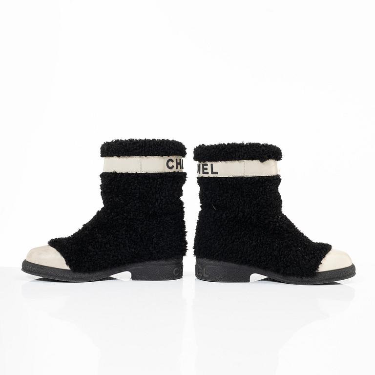 Chanel, "Coco Neige Shearling Boots", storlek 37.