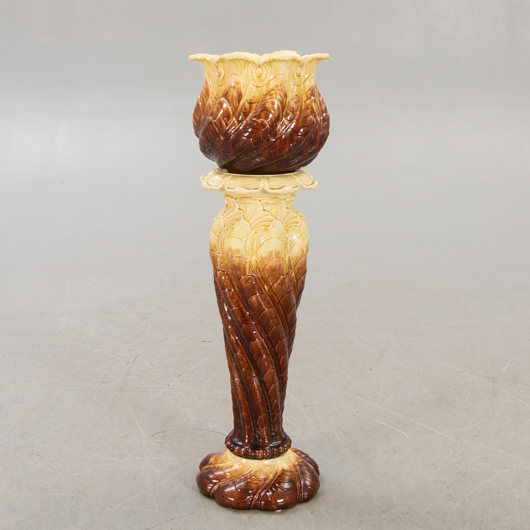 AN early 1900s majolica pedestal and flower urn.