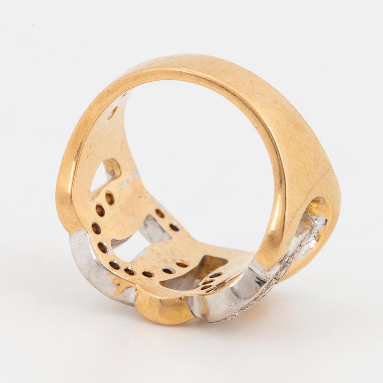 An 18K gold ring set with round brilliant-cut diamonds.