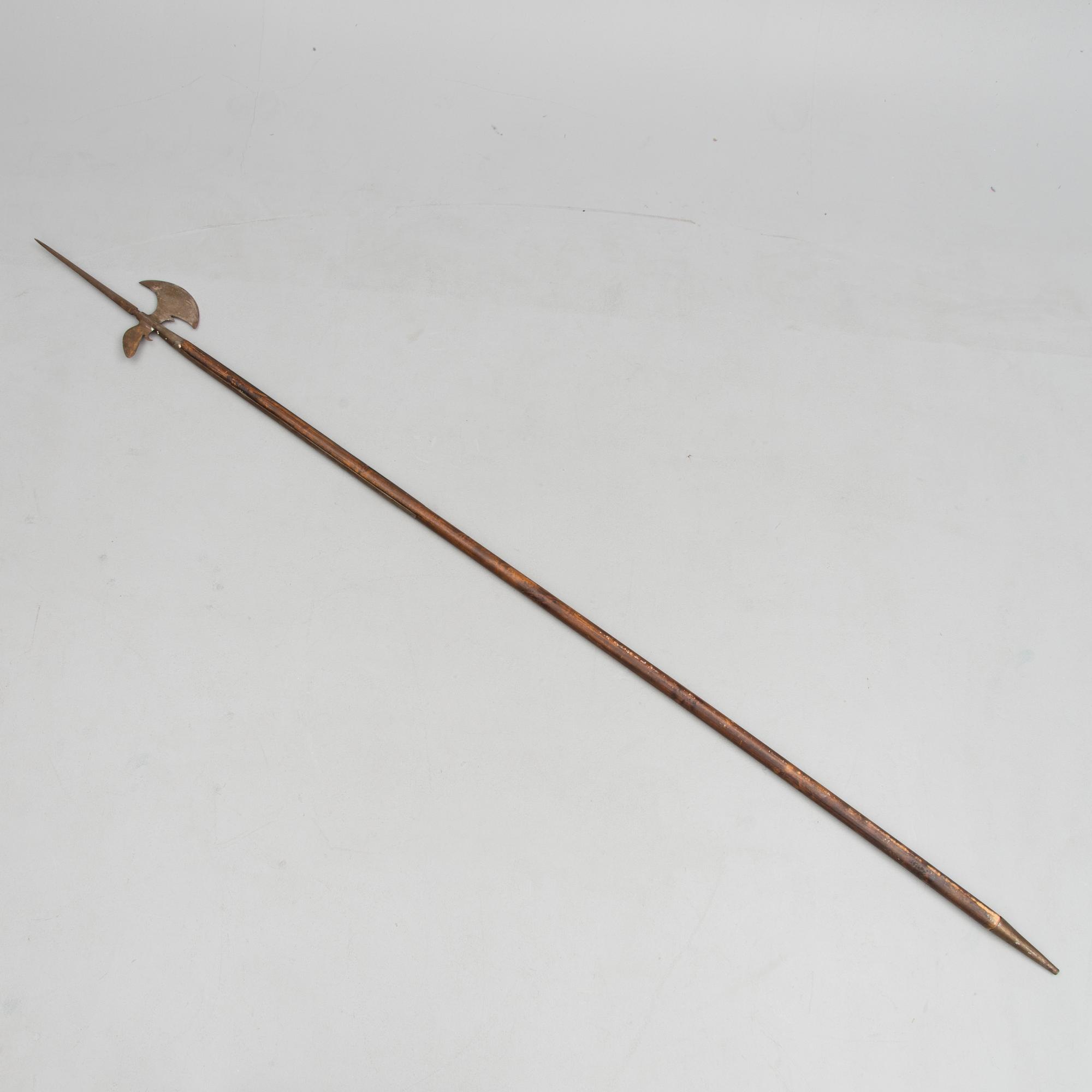 HILLEBARD, trä och järn, 1900-tal.