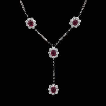 223. COLLIER, ovalslipade rubiner, tot ca 2.80 med briljantslipade diamanter, tot 2.60 ct.