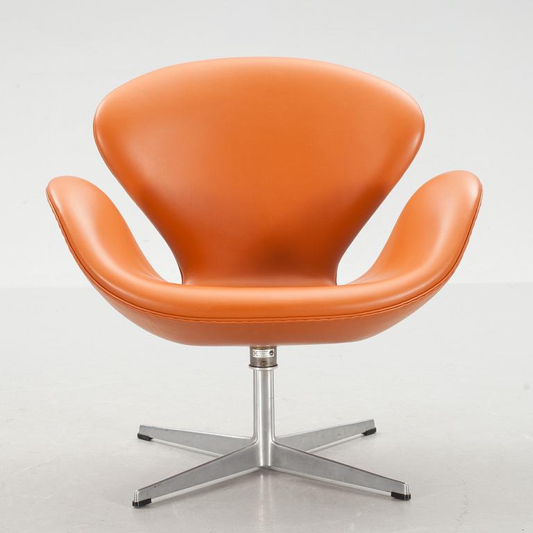 FÅTÖLJ, "Svanen", Arne Jacobsen, skinn, 1950/60-tal.