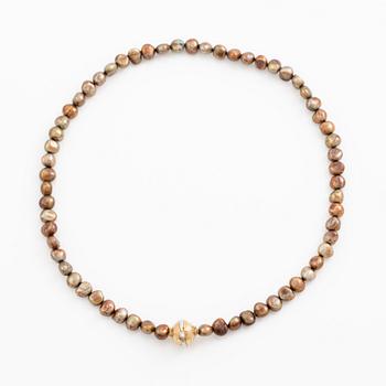 A Per Borup clasp in 18K gold with round brilliant-cut diamonds.