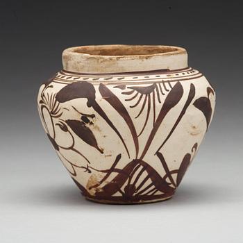 A Cizhou decorated jar, Song/Yuan dynasty.