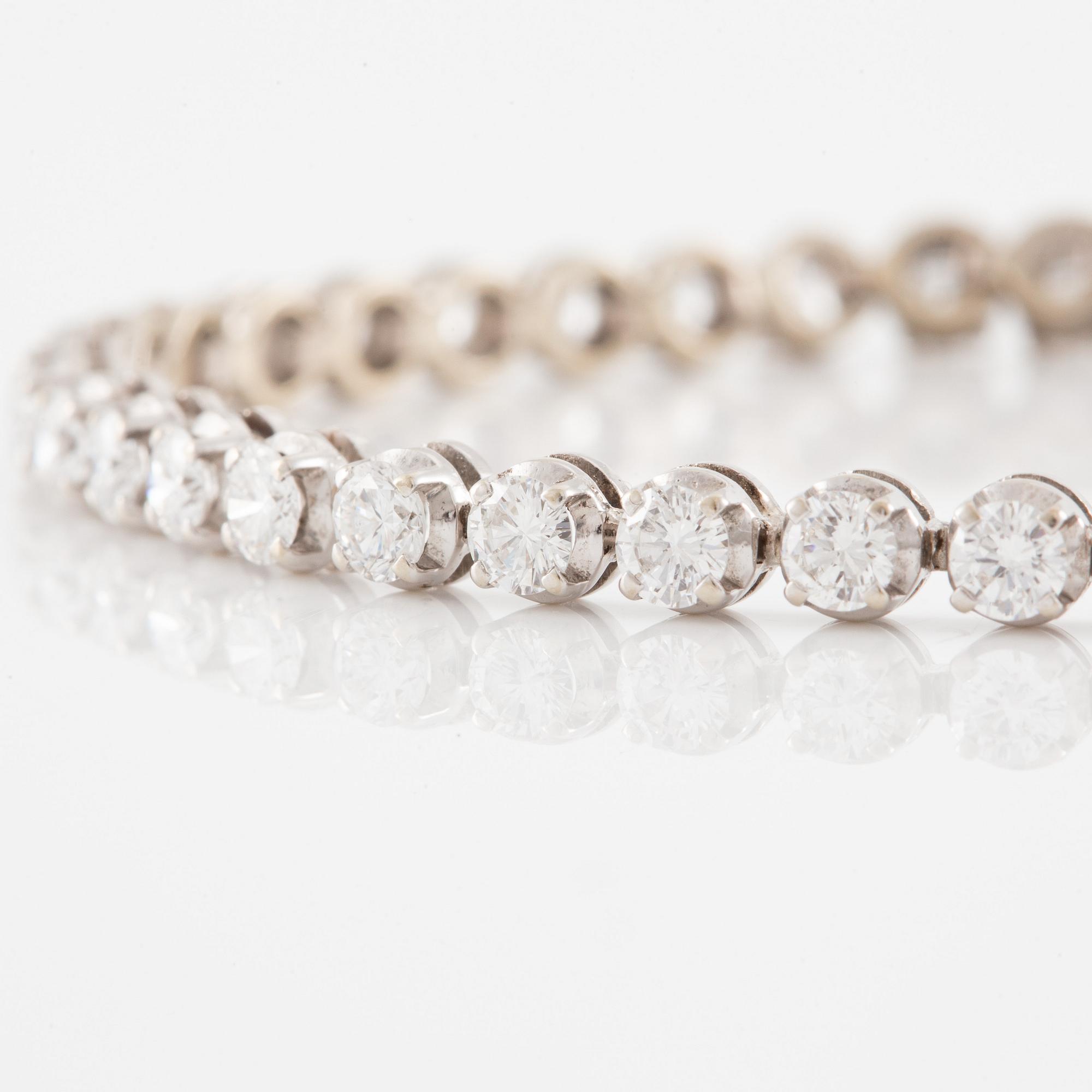 Tennis bracelet, 18K white gold with round brilliant-cut diamonds.