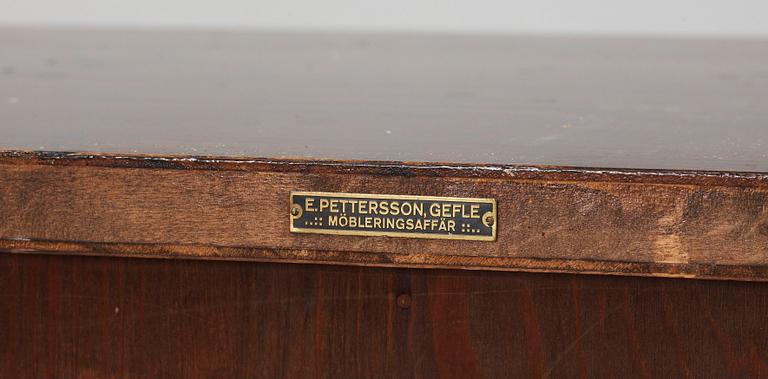 An Axel Einar Hjorth chest of drawers, for E Pettersson Möbleringsaffär, Gävle, 1920's.