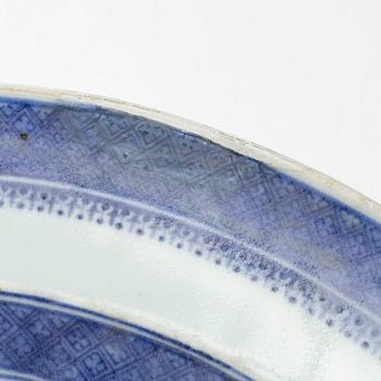 A porcelain serving dish, China, Qing dynasty, Jiaqing (1796-1820).