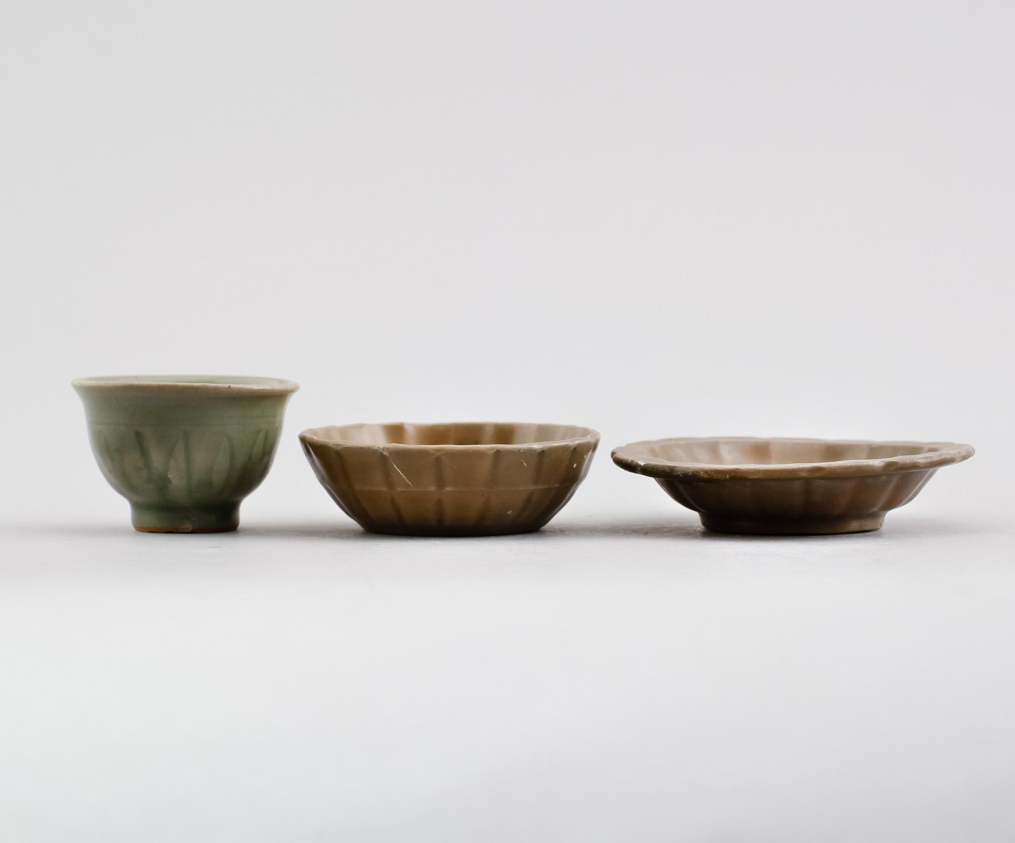 SKÅLAR,  2 st samt SKÅL PÅ FOT stengods, Kina, Ming 1400-tal.