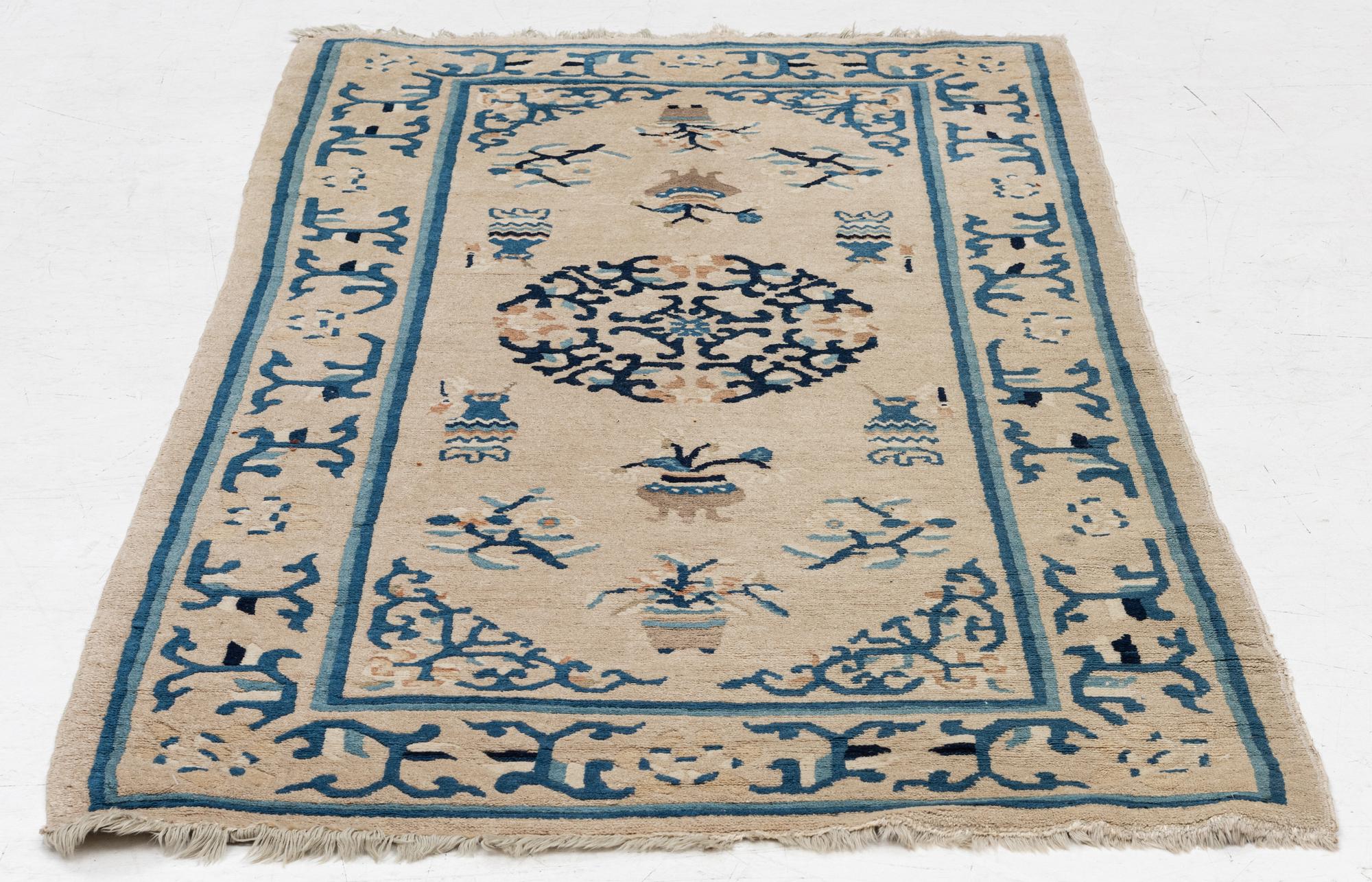 Carpet, China, approx. 175 x 95 cm.