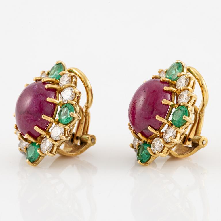 A pair of earrings in 18K gold set with cabochon-cut rubies, round brilliant-cut diamonds and faceted emeralds.