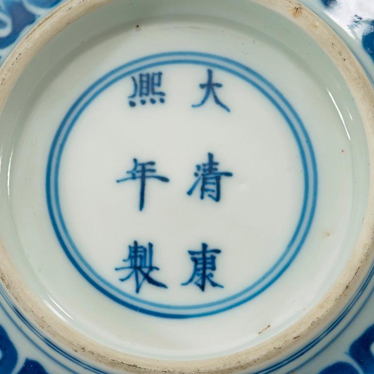 SKÅL, porslin, Qingdynastin Kangxi (1662-1722). Med Kangxis sex karaktärers märke och från perioden.