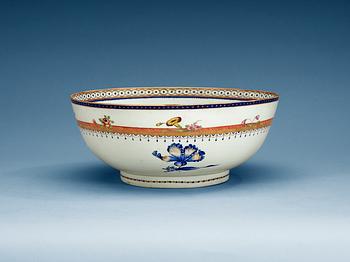 1478. A famille rose punch bowl, Qing dynasty, Qianlong (1736-95).