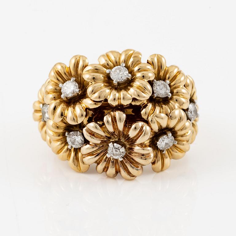 A Van Cleef et Arpels ring in 18K gold with round brilliant-cut diamonds.
