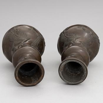 A pair of Japanese vases from early 20th century.