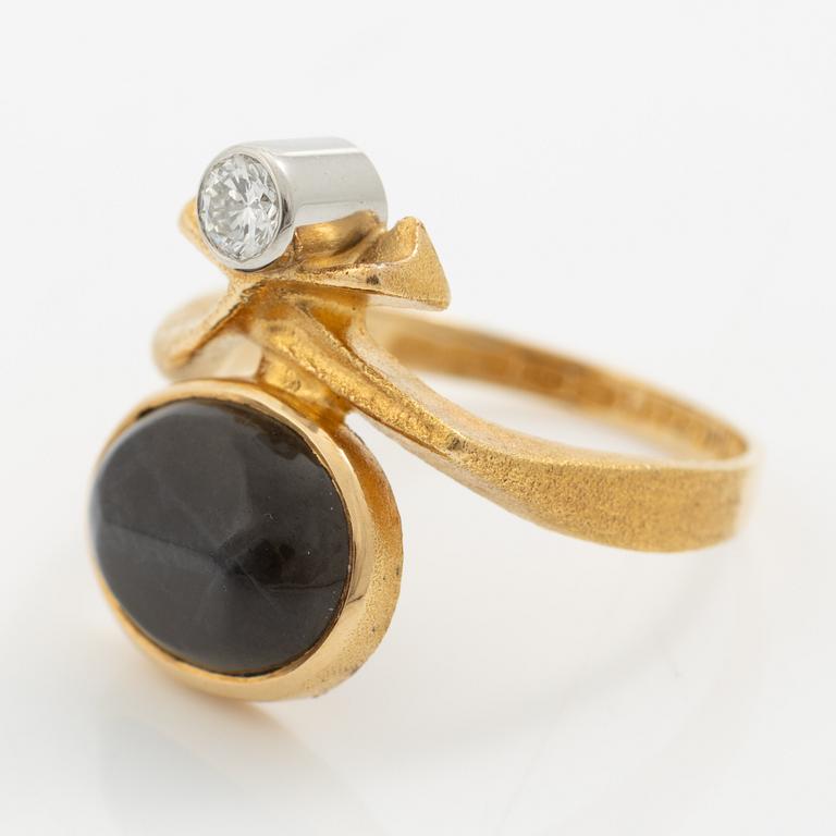 Lapponia, ring 18K gold with a blue stone likely of feldspar and a round brilliant-cut diamond, Finland 1978.
