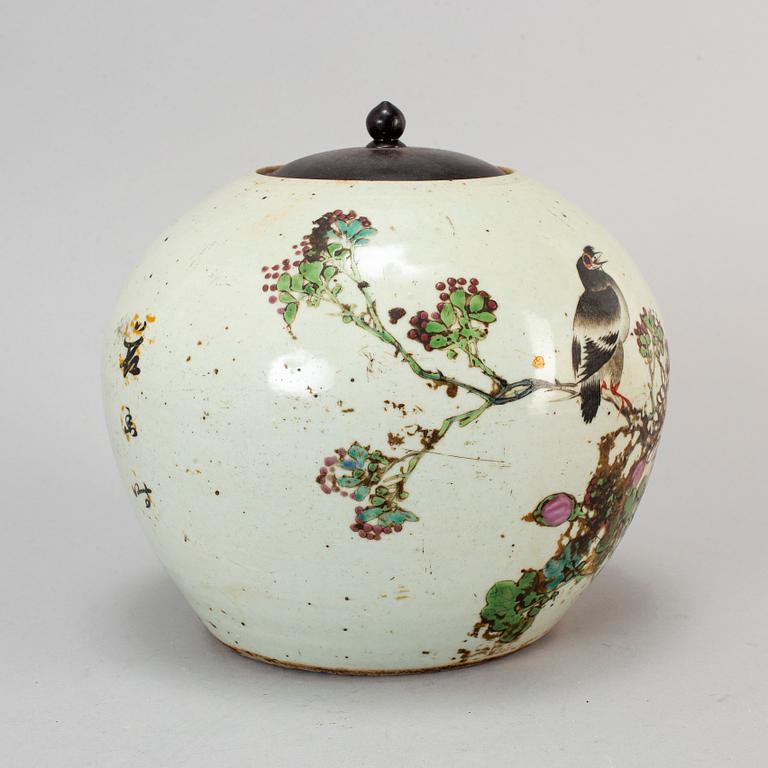 A famille rose porcelain jar, Qing dynasty, 19th century.