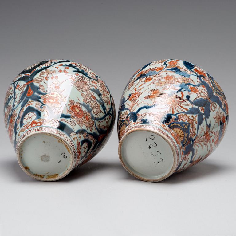 A pair of Japanse imari jars, Genroku, 18th Century.