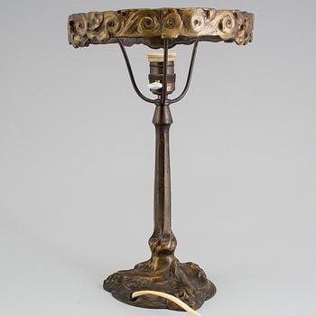 AN ART NOUVEAU BRONZE TABLE LAMP, ca 1900.