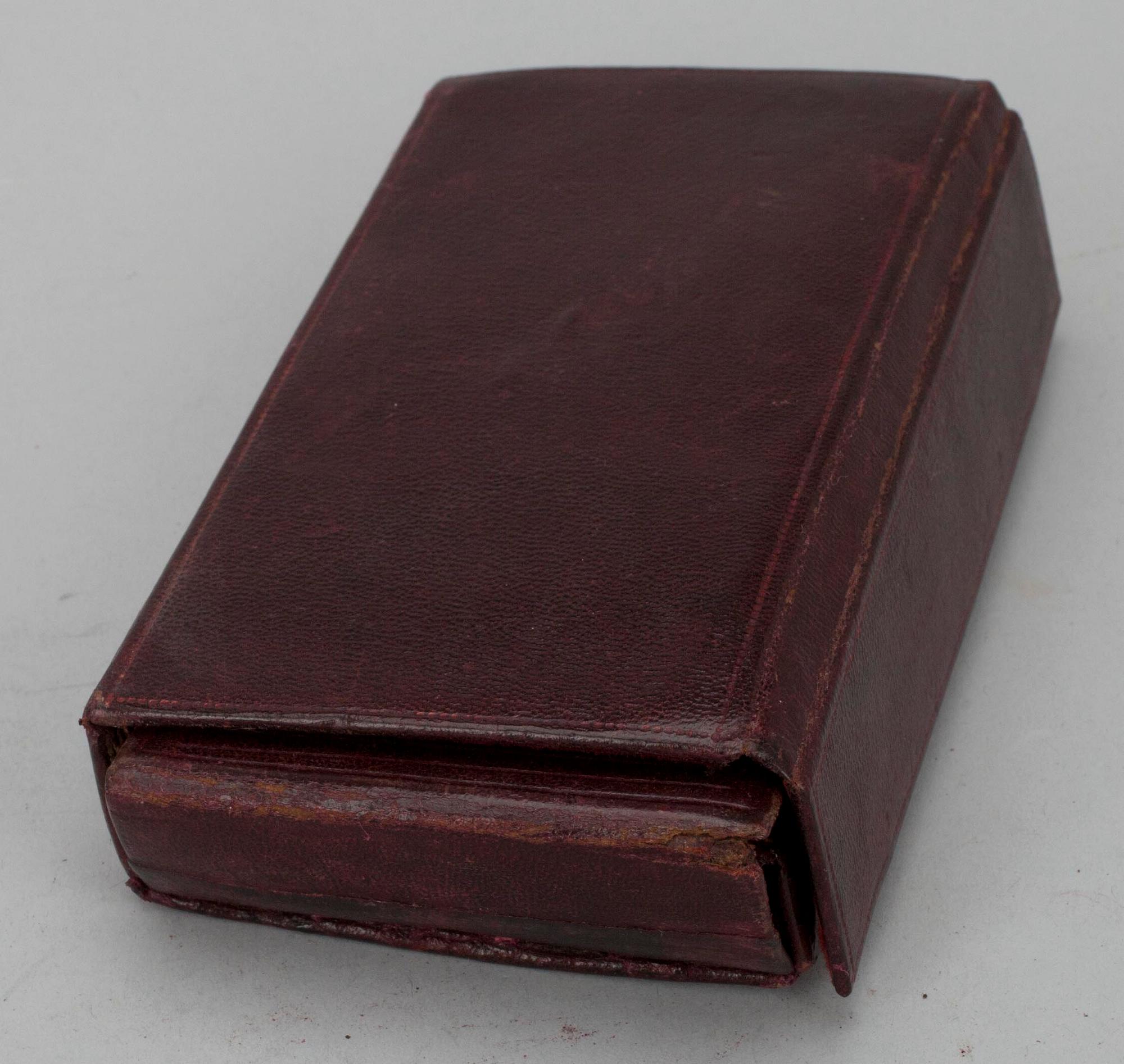 LÄKARINSTRUMENT i läderetui, ca 1900.