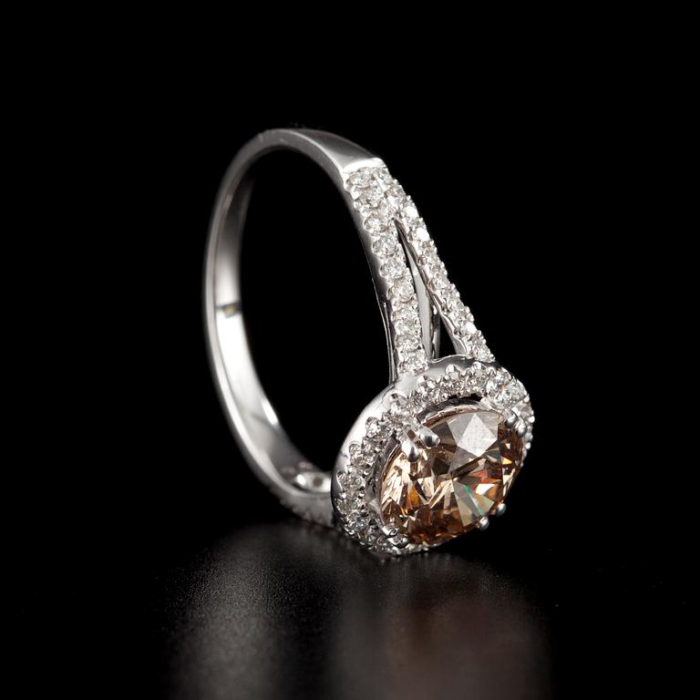 RING, 18K vitguld. Briljantslipade diamanter. Mittstenen "Fancy Brown" SI, 2.05 ct. Sidostenarna TW/vs-si 0.41 ct.