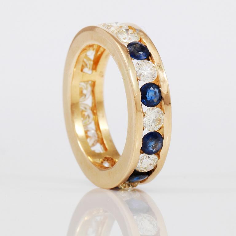 RING, 5 blå safirer samt 15 briljantslipade diamanter totalt ca 2,40 ct.