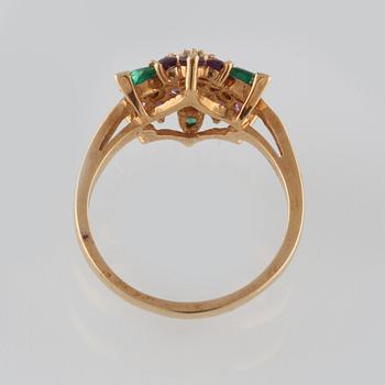 RING, 18K guld med fasettslipade ametister, 3 smaragder samt 4 briljantslipade diamanter, utländska stämplar. Vikt 6,0 g.
