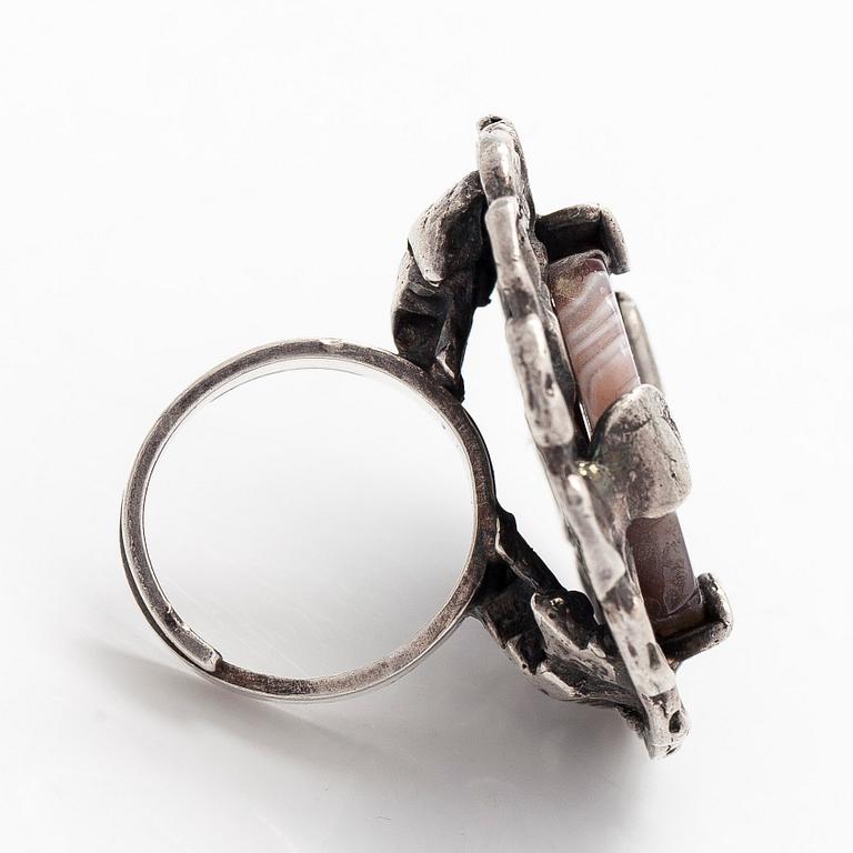 Pentti Sarpaneva, sormus, hopeaa ja akaatti. Turun Hopea, Åbo 1973.