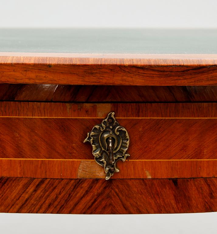 SKRIVBORD, rokokostil, 1900-talets första hälft.