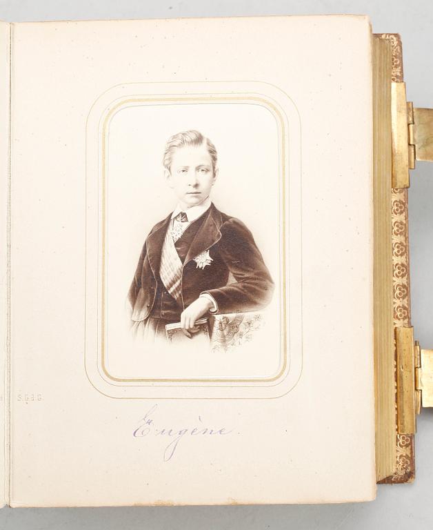 FOTOGRAFIALBUM FRÅN ANDRA KEJSARDÖMET, ca 50 bilder, bla Napoleon III och Christina Nilsson, Frankrike 1868-71.