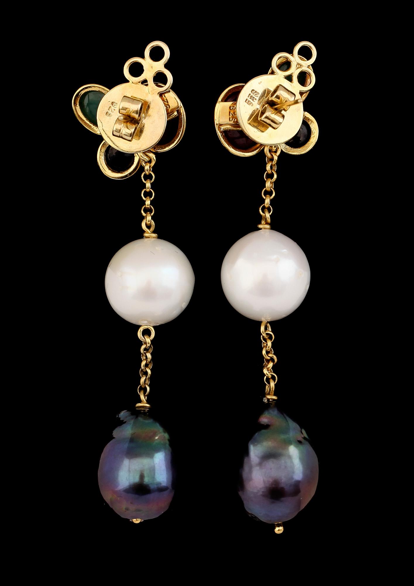 ÖRHÄNGEN, 1 par, förgyllt silver med south sea pärlor, sötvatten pärlor, rubiner och smaragder.
