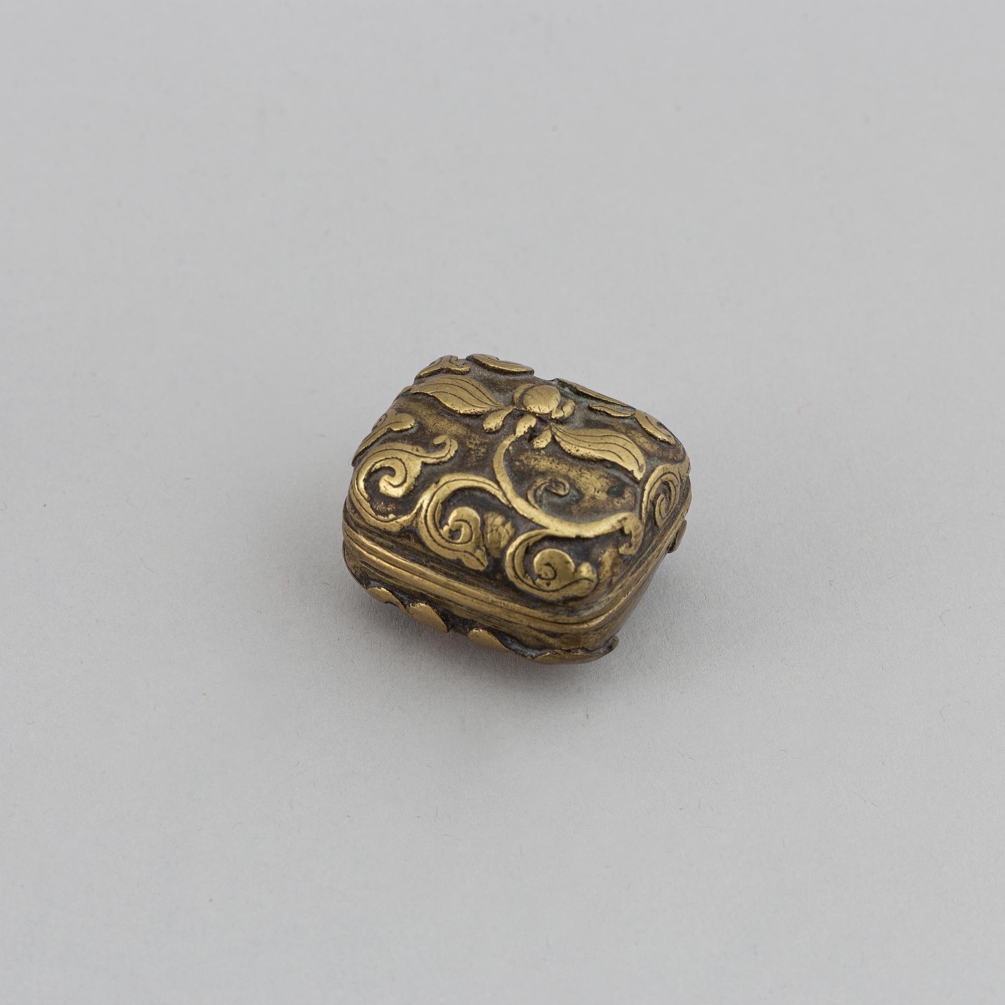 Two bronze boxes with covers, including Qing dynasty.